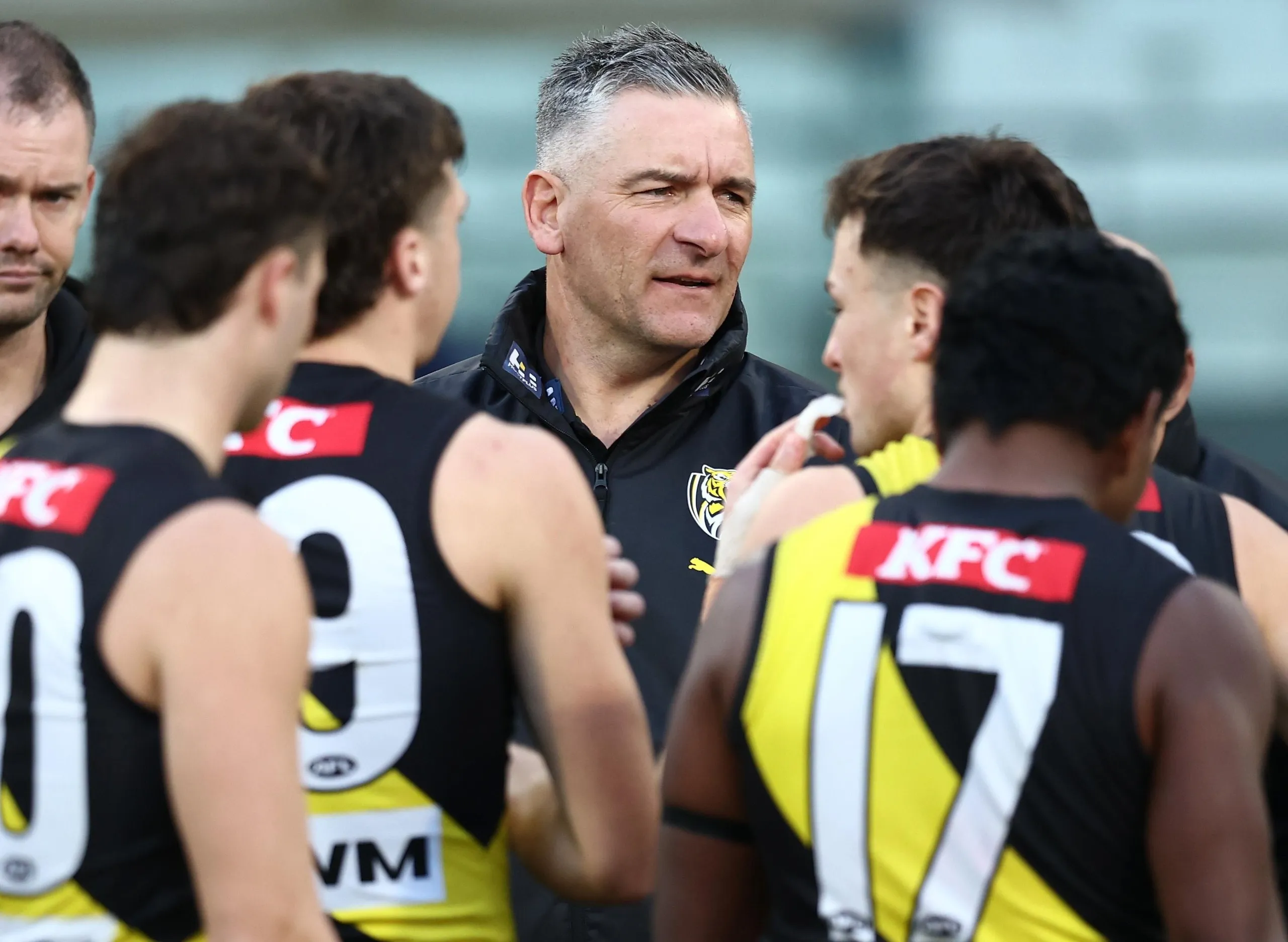 Richmond coach Adem Yze speaks to players 