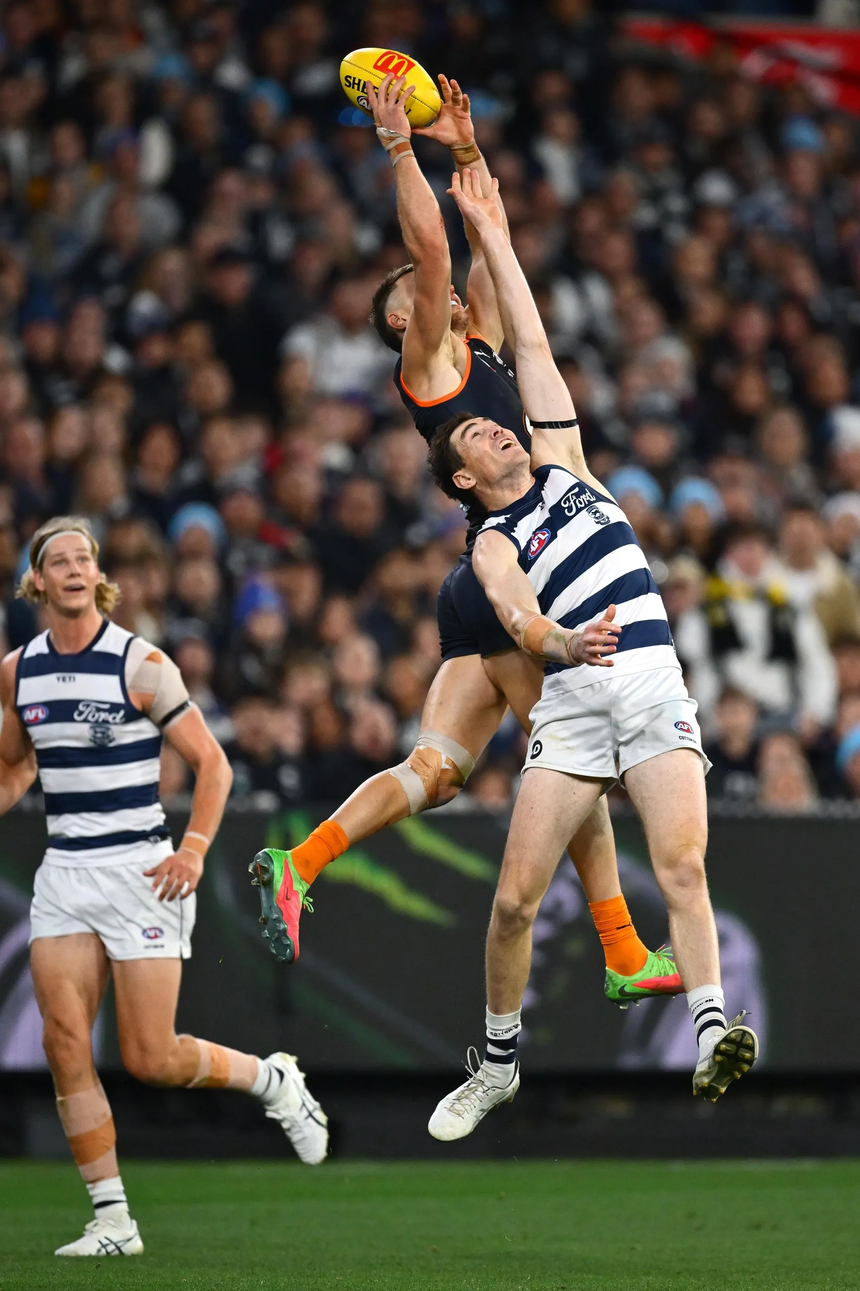 Patrick Cripps marks over Jeremy Cameron in round 12