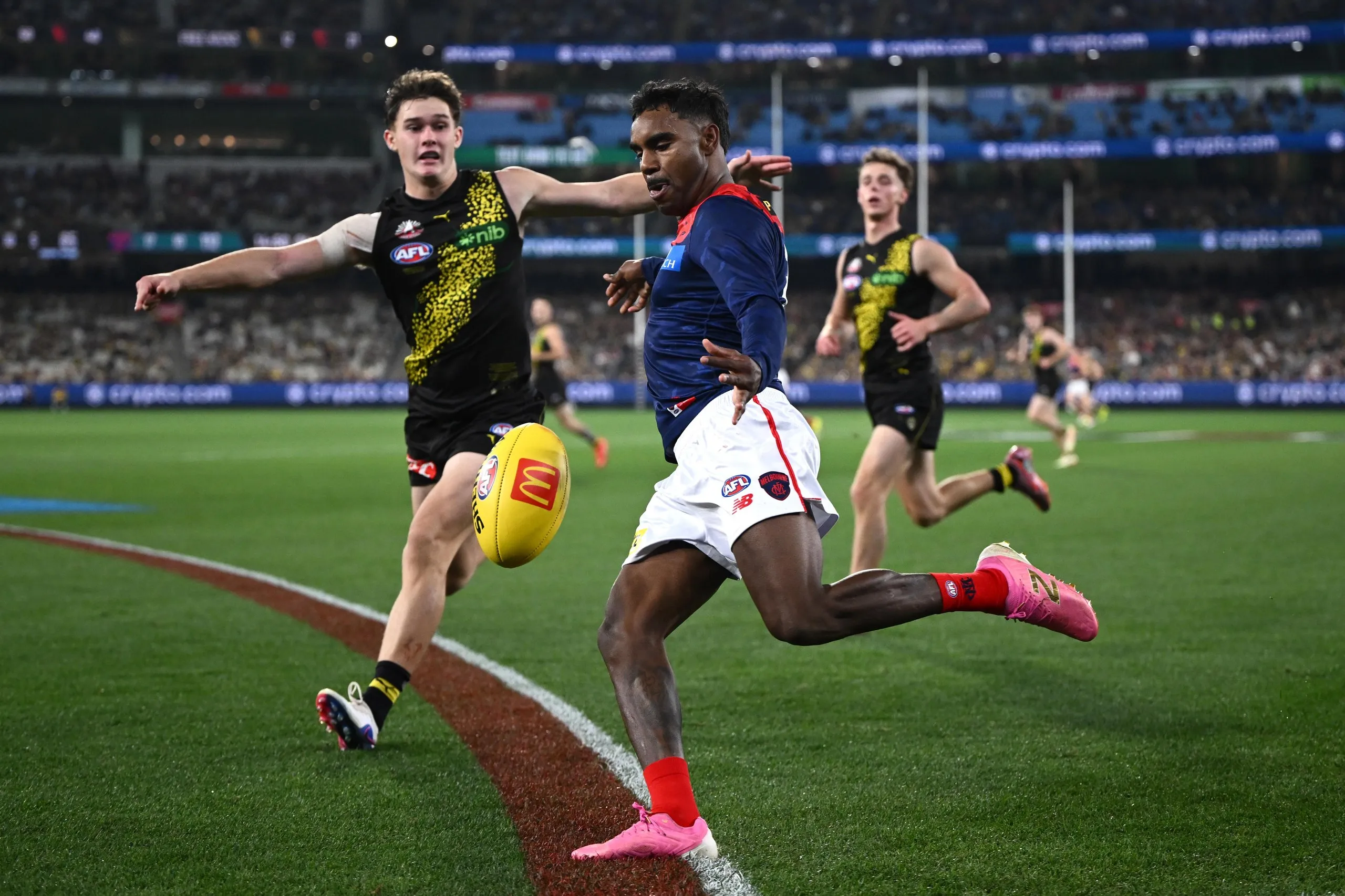 Kysaiah Pickett kicks for goal against Richmond