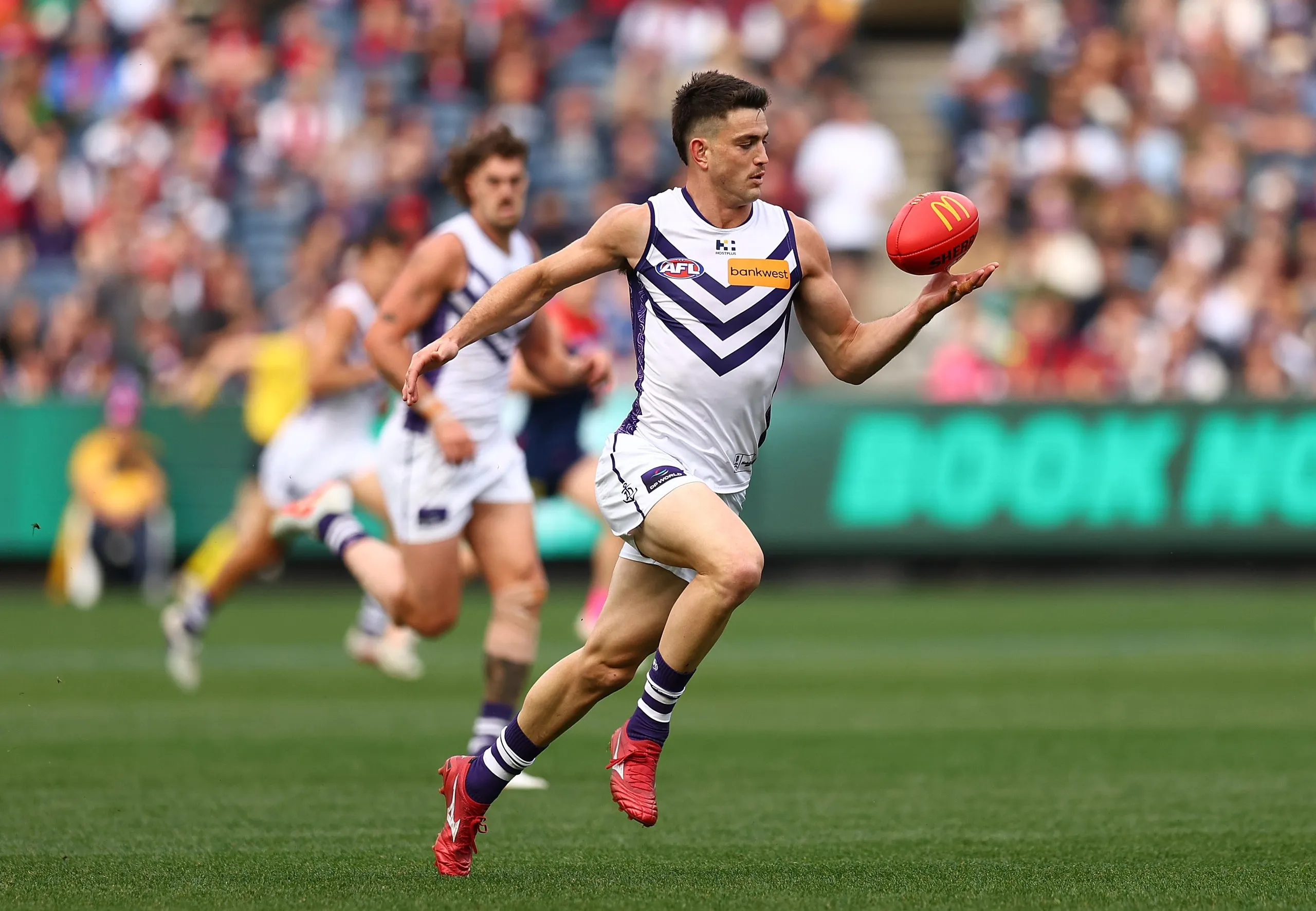 Patrick Voss runs with the ball