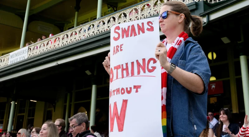 Sydney Swans fans turn out to support AFLW team but hundreds walk out before men’s match