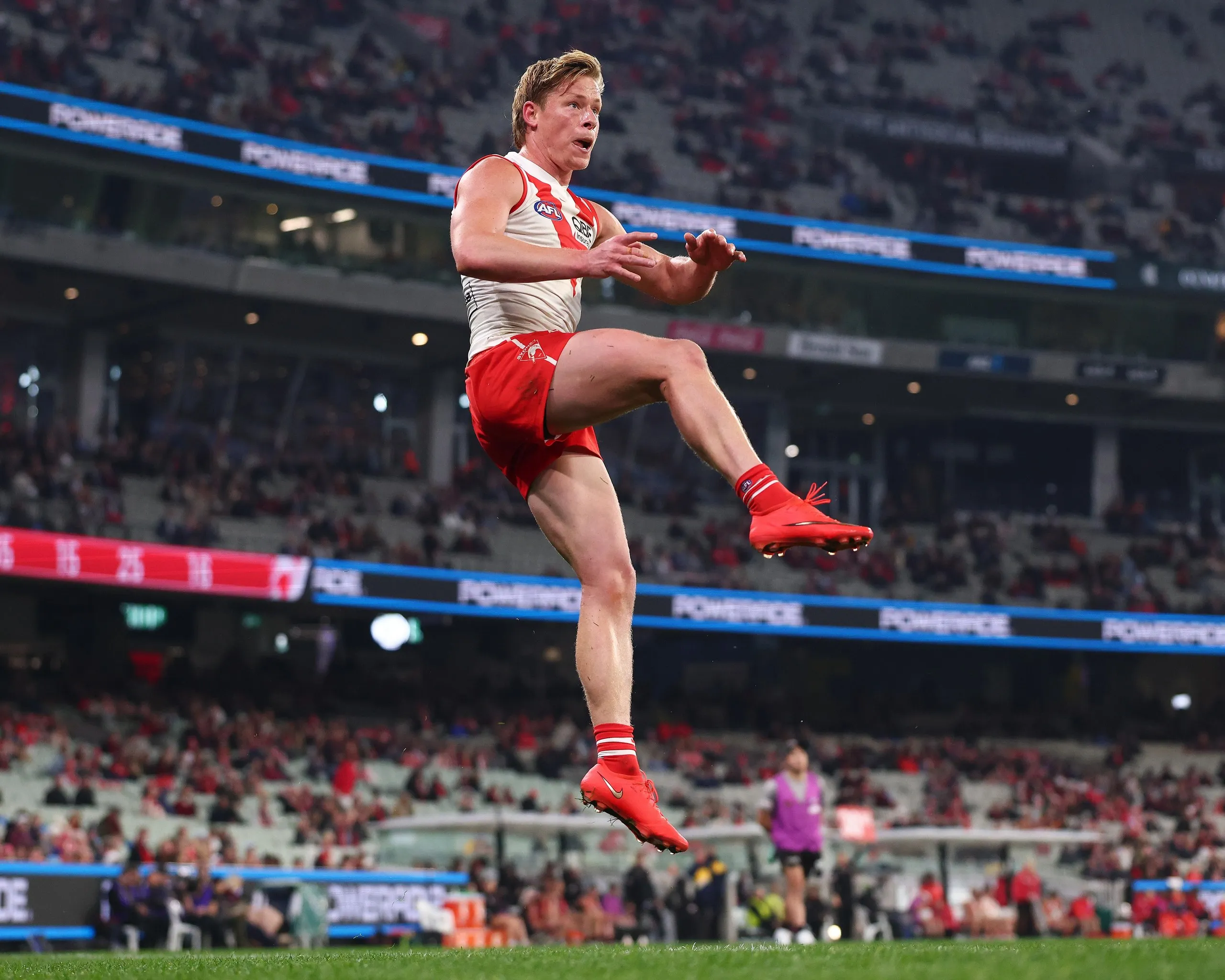 Isaac Heeney kicks for goal at the weekend
