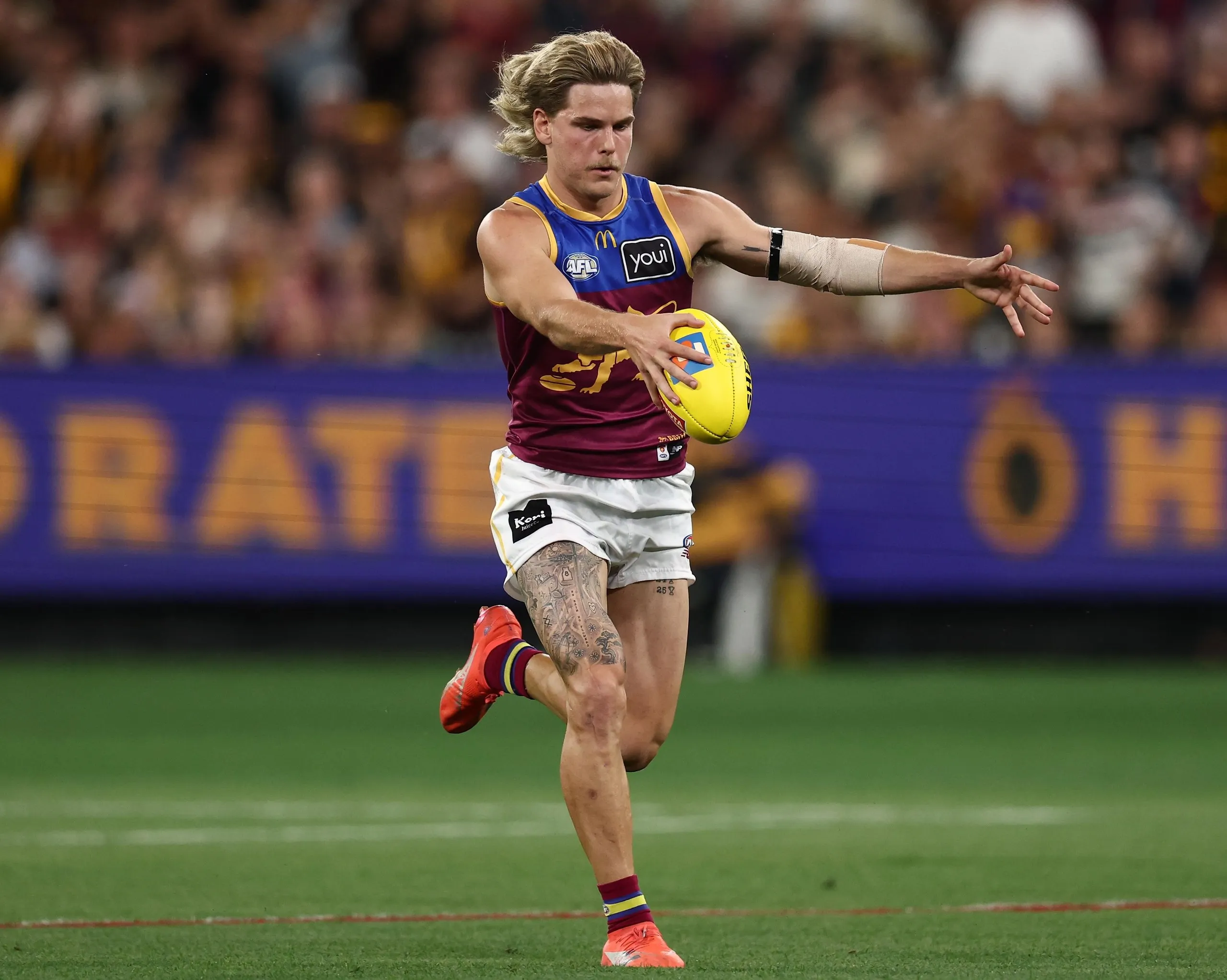 Will Ashcroft kicks the ball for Brisbane in an AFL preliminary final against Hawthorn