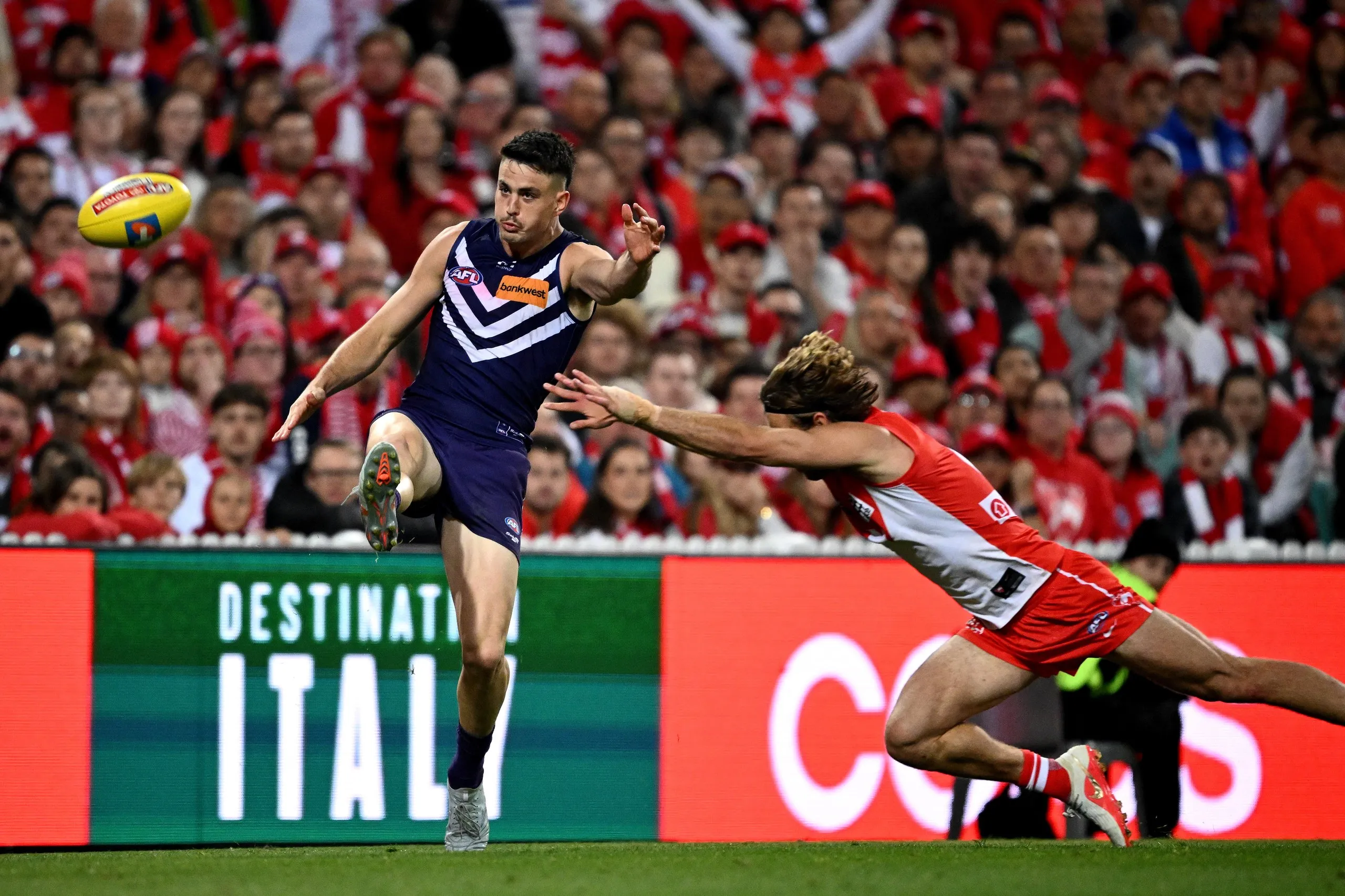 Patrick Voss kicks a goal for Fremantle against Sydney
